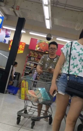 极品MM在商场试了一下鞋子
