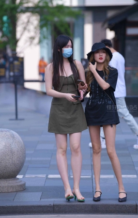 时尚街拍美女姐妹