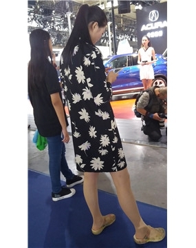 4k-车展就是个聚集美女的地方。