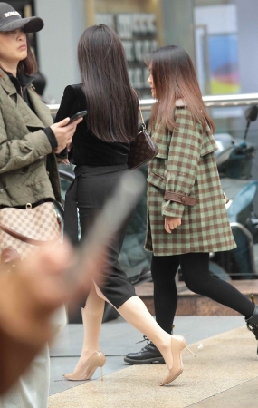 肉丝高跟街拍少妇