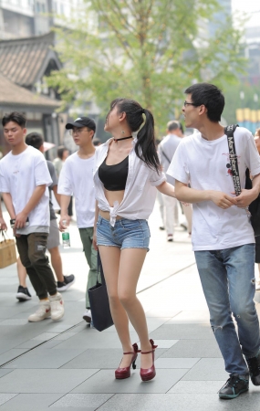 牛仔米热裤妹子