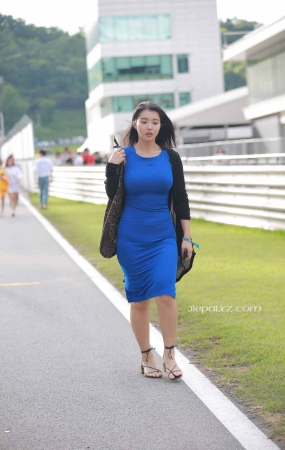 成熟型丰腴蓝裙少妇