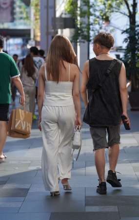 白裤吊带小姐姐