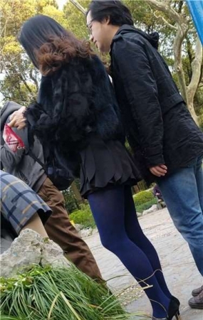 4k超清，街拍公园游玩的蓝色丝袜美妇