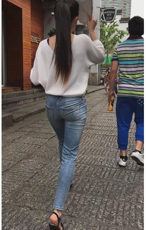 牛仔裤小姐姐