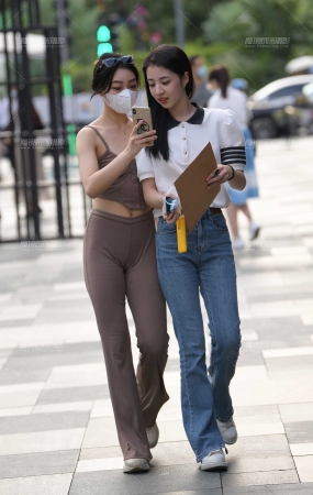 紧身裤俩闺蜜