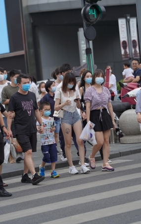 腿上有纹身的牛仔热裤小姐姐