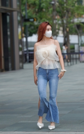 紧牛美眉