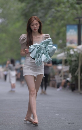 一始街拍作品 白裙美女