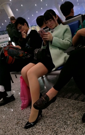 火车站等车的肉色丝袜黑色高跟性感美腿少妇