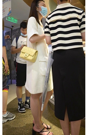 白裙美女