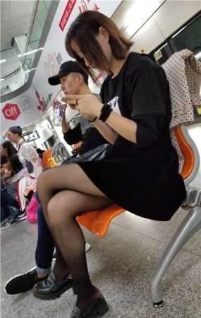 4K-街拍黑色短裙街拍黑丝气质小眼睛美女
