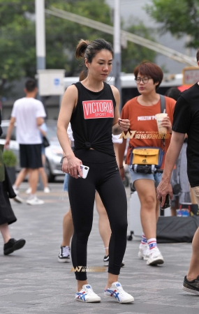 紧身瑜伽黑裤