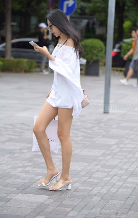 街拍美腿时尚美女
