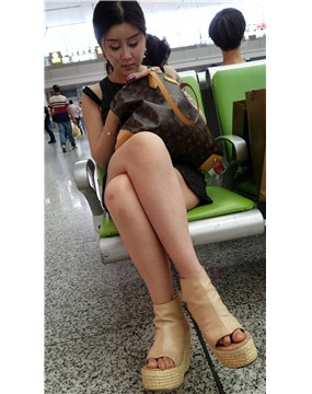 4k-黑色连衣裙坡高跟纹身街拍美腿美女