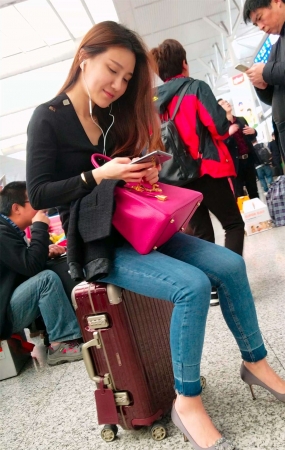 聊得很嗨的紧身蓝牛美女