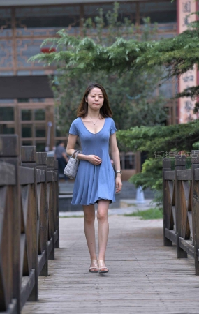 蓝色连衣裙女孩