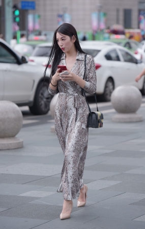 包屯裙美女