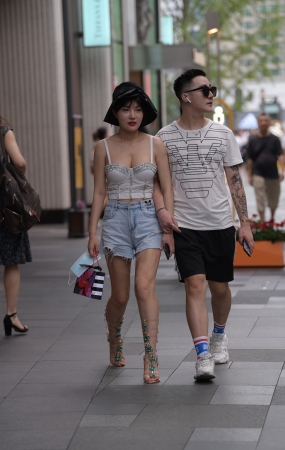 漂亮的吊带妹子