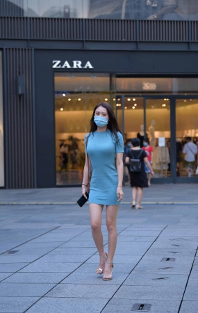 街拍气质的蓝色群高跟美女