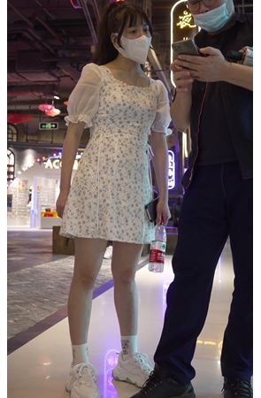 连衣裙美女