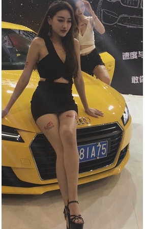 黑裙美腿车模女孩