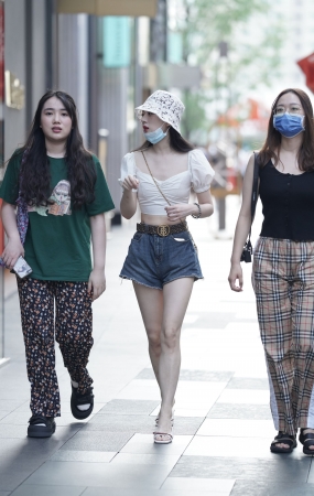 精致且天生丽质标准的美女