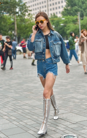奔跑的性感热裤仔衣美女-13P