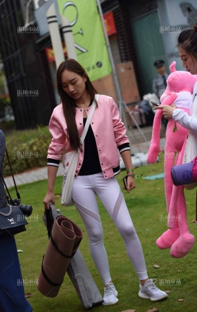 白裤粉衣长发美女
