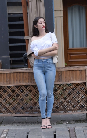 一只麋鹿摄影作品 蓝色紧身牛仔裤美女