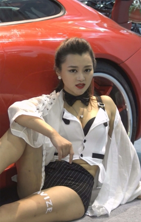 狂野性感车模