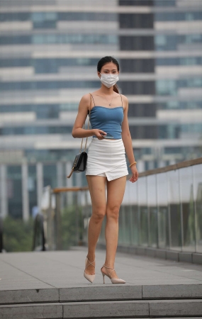 四九城嘎子街拍作品 – 热裤长腿小姐姐