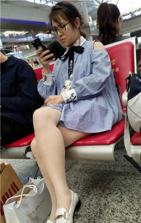 4k超清，美白大长腿眼镜妹妹，颜值颇高