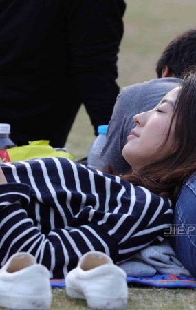 草地上的条纹衫牛仔女孩