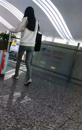 车站偶遇极品紧身蓝牛娇小身材小妹