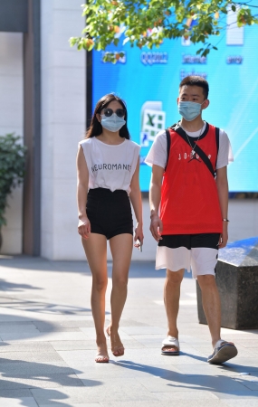 高腰黑色热裤美女