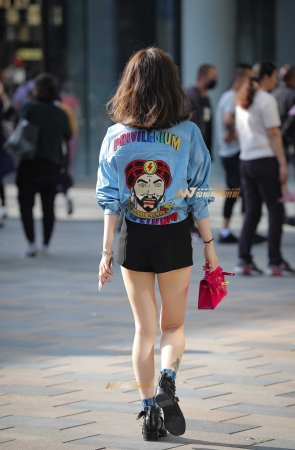 时髦短发美女