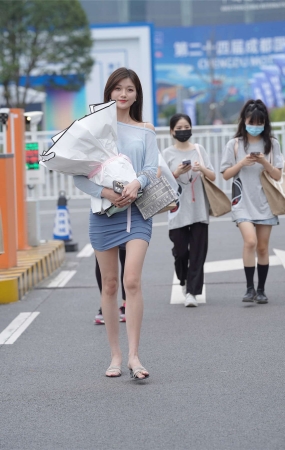 人比花娇