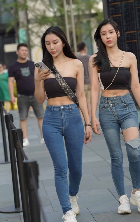 紧身牛仔姐妹
