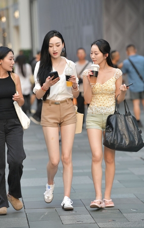 25224-7=107√这样的美腿热裤女生，谁不爱呢～
