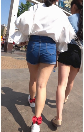 牛仔热裤小妹