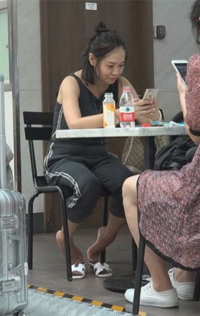 旅行前的小憩，少妇椅下的大白脚被前后看个精光