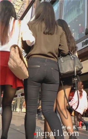 街拍紧身宽臀黑牛美女跟齐B短裙黑丝性感闺蜜[2.09 GB]