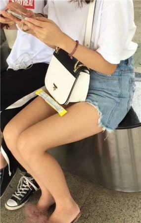 街拍青春漂亮无敌美女，腿玩年类型