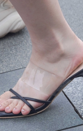 热裤美眉