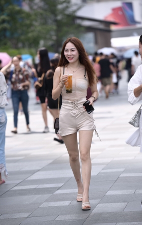 漂亮的高腰裤美女