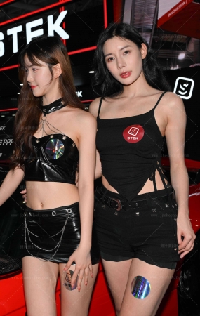 2532-43=46√美腿美足车模 9P