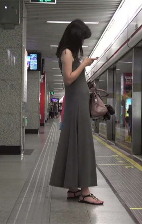 等地铁的长裙MM