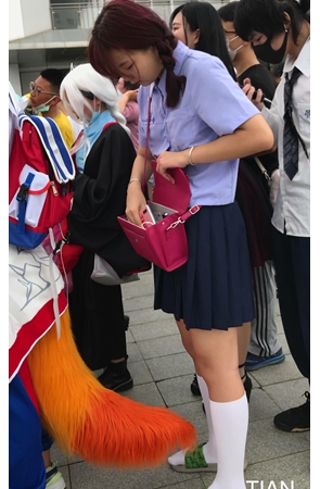 百褶裙美女