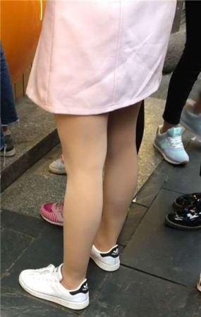 街拍粉裙丝袜美丽小清新学生妹